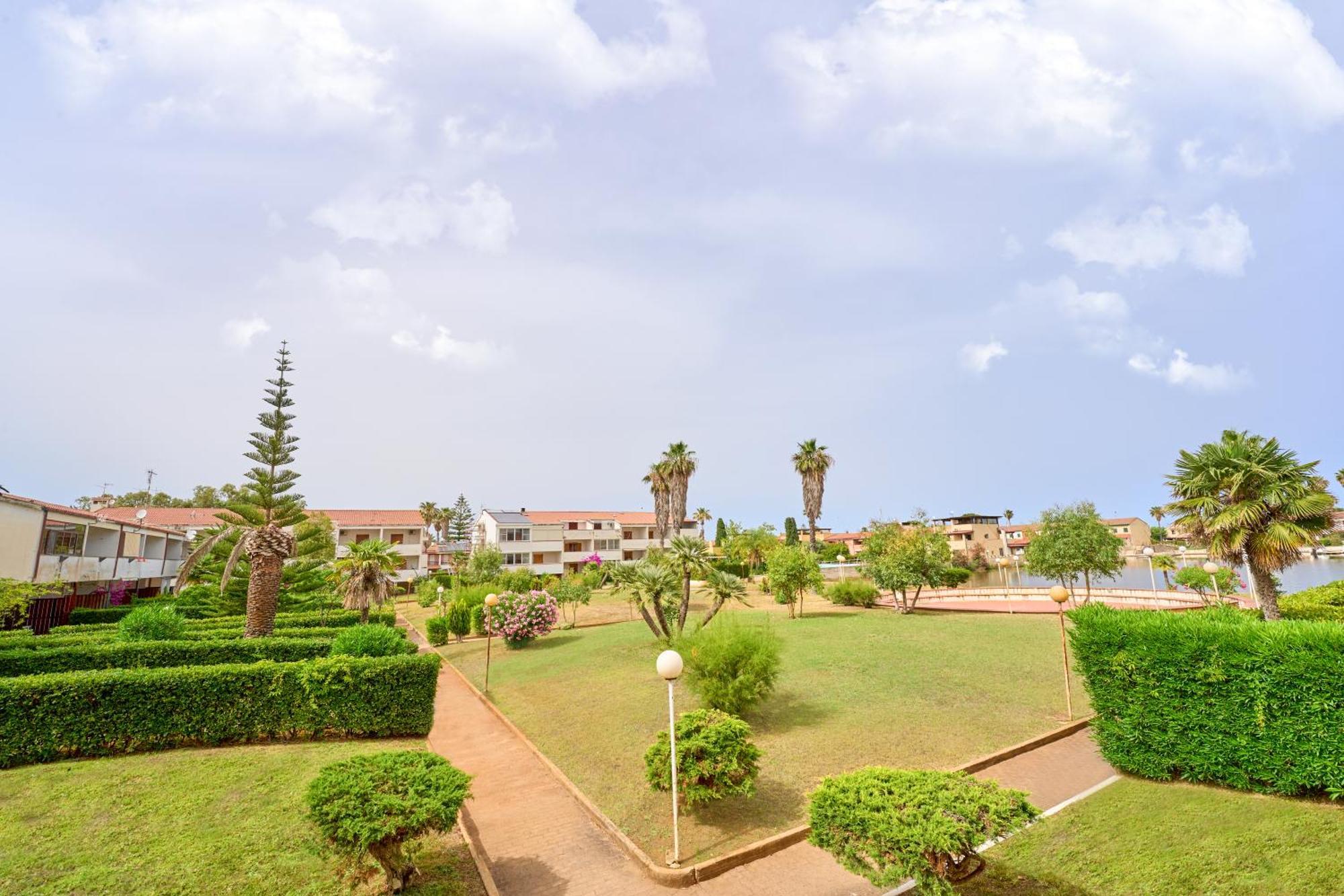 Casa Vacanze Lux By White Aparthotel I Casoni Exterior photo
