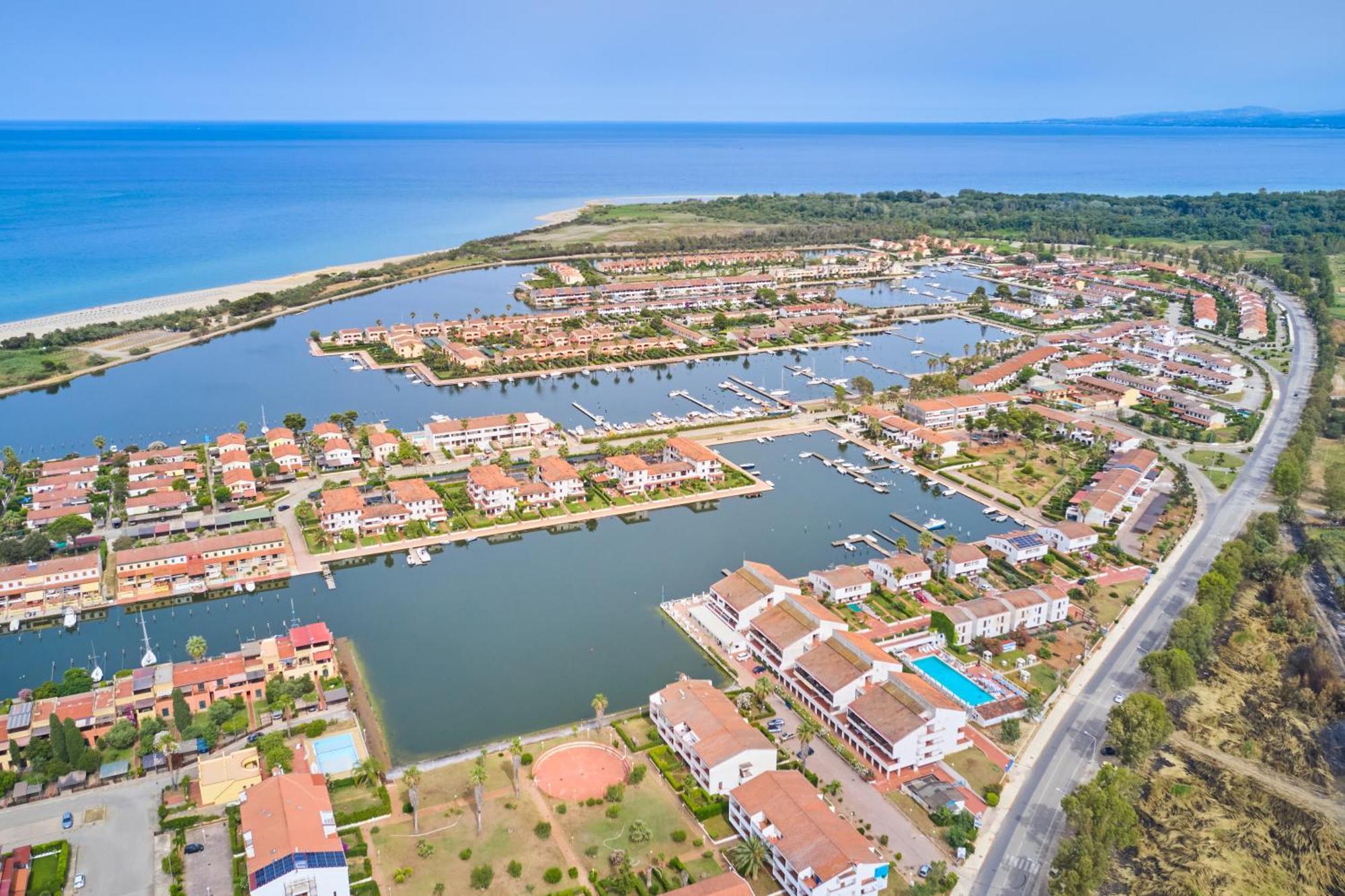 Casa Vacanze Lux By White Aparthotel I Casoni Exterior photo